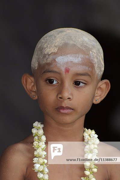 Indisches Kind mit Blumengirlande, Portrait, Porträt, Kuala Lumpur, Malaysia, Asien