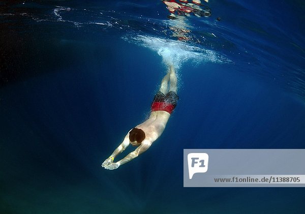 Mann taucht frei im klaren, blauen Wasser, Meer, Ägäis, Türkei, Asien