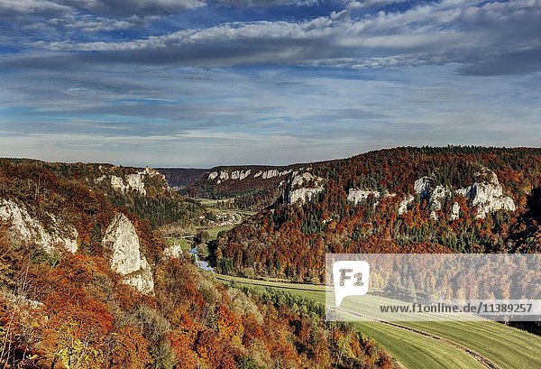 Herbst im Oberen Donautal Ausblick vom Eichfelsen in Irndorf links Schloss Werenwag Irndorf Schwäbische Alb Baden-Württemberg Deutschland Europa