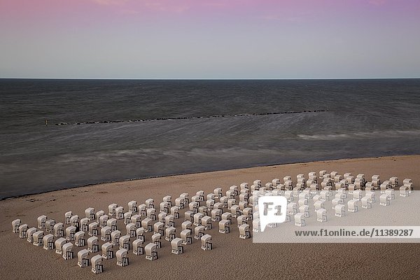 Weiße Strandkörbe am Strand in der Dämmerung  Ostseebad Sellin  Rügen  Mecklenburg-Vorpommern  Deutschland  Europa