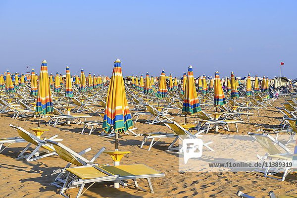 Strand mit gefalteten Sonnenschirmen und Liegestühlen  Bibione  Venetien  Italien  Europa
