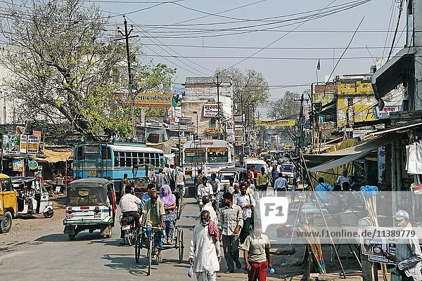 Chaotischer Verkehr auf der Straße  Varanasi  Uttar Pradesh  Indien  Asien