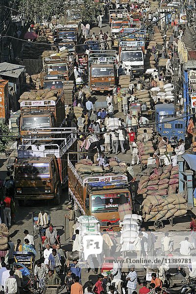 Händler zwischen mit Tüten beladenen Lastwagen  Gewürzmarkt Khari Baoli  Neu-Delhi  Delhi  Indien  Asien