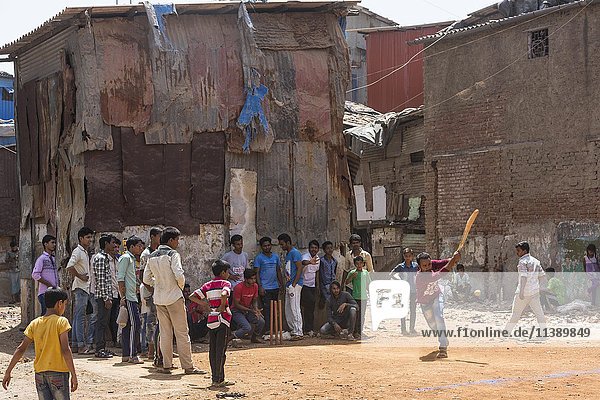 Kinder und Jugendliche spielen Kricket  Nationalsport  Dharavi Slum  Mumbai  Maharashtra  Indien  Asien