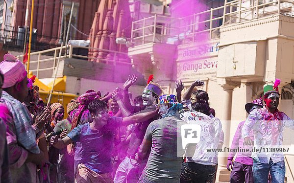 Menschen  die farbiges Pulver werfen  Holi Festival  Varanasi  Uttar Pradesh  Indien  Asien