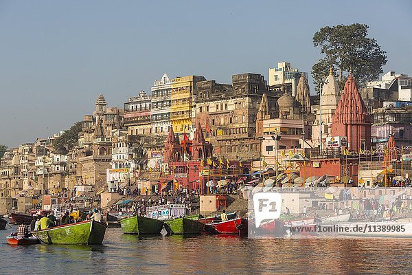 Ghats und Boote auf dem Ganges  Varanasi  Uttar Pradesh  Indien  Asien