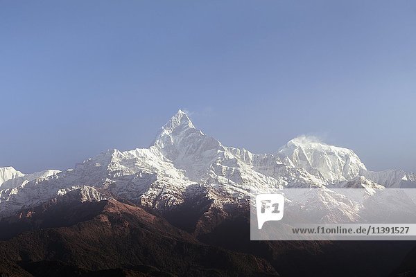 Schneebedeckter Gipfel des Machhapuchhare Ausblick von Sarangkot Annapurna-Region Himalaya Nepal Asien