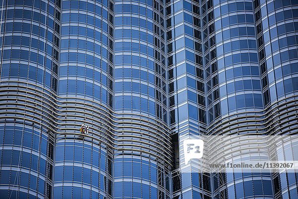 Fensterputzer an der Glasfassade des Burj Khalifa  Downtown  Dubai  Vereinigte Arabische Emirate  Asien