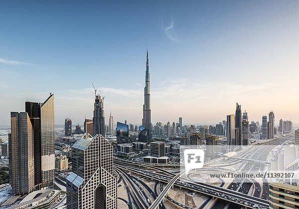 Blick auf die Skyline vom Shangri La Hotel mit Sheikh Zayed Road  Burj Khalifa  Downtown  Dubai  Vereinigte Arabische Emirate  Asien