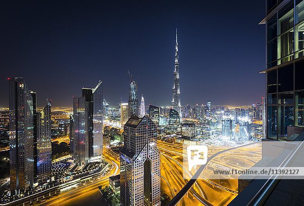 Ausblick vom Shangri La Hotel auf die Skyline bei Nacht  beleuchtete Straße Sheikh Zayed Road  Burj Khalifa  Burj Chalifa  Burdsch Chalifa  Downtown  Dubai  Vereinigte Arabische Emirate  Asien