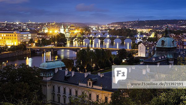 Blick auf die Moldau  Stadtbild in der Abenddämmerung  Prag  Böhmen  Tschechische Republik  Europa