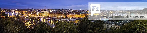 Stadtbild in der Abenddämmerung  Moldau  Prag  Böhmen  Tschechische Republik  Europa