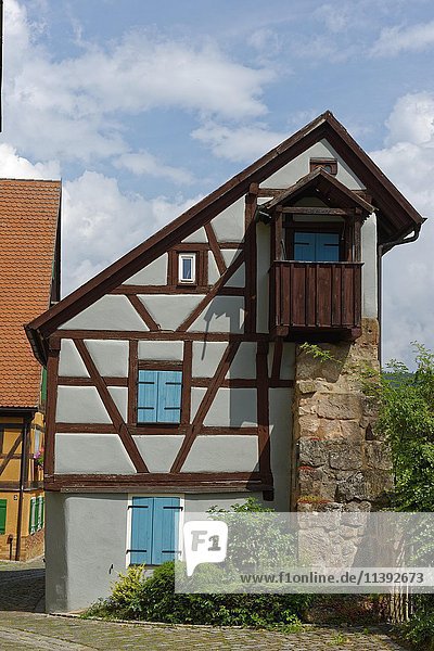 Kleines Fachwerkhaus  Haus auf Stadtmauer gebaut  Roth  Mittelfranken  Franken  Bayern  Deutschland  Europa