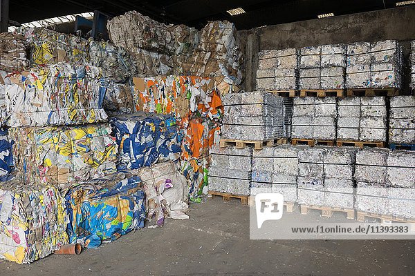 Sortierte und gepresste Abfälle  Plastik  Aluminium  Papier  Recycling