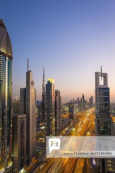 Blick auf den Sonnenuntergang vom Four Points by Sheraton  Skyline und Sheikh Zayed Road  Downtown Dubai  Vereinigte Arabische Emirate  Asien