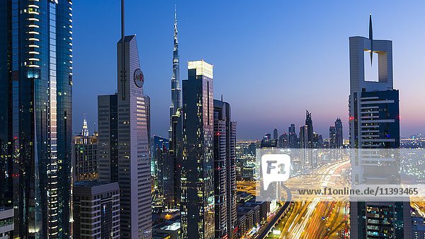 Blick in der Abenddämmerung vom Four Points by Sheraton  Skyline und Sheikh Zayed Road  Downtown Dubai  Vereinigte Arabische Emirate  Asien