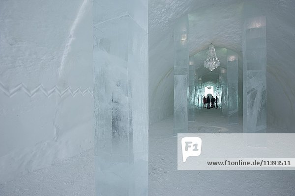 Besucher im Eishotel Jukkasjärvi  Lappland  Provinz Norrbotten  Schweden  Skandinavien  Europa