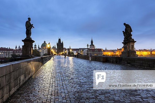 Karlsbrücke in der Abenddämmerung  Prag  Böhmen  Tschechische Republik  Europa
