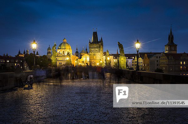Karlsbrücke bei Nacht  Prag  Böhmen  Tschechische Republik  Europa