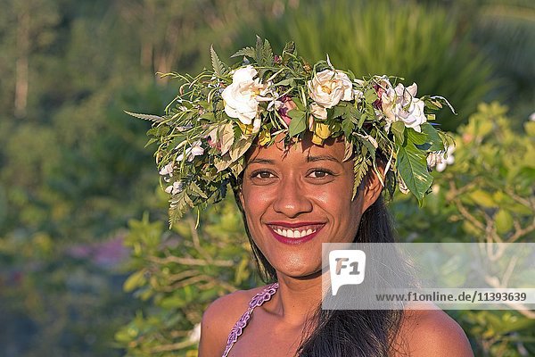 Junge Frau mit Blumenkranz  Porträt  Raiatea  Französisch-Polynesien  Ozeanien