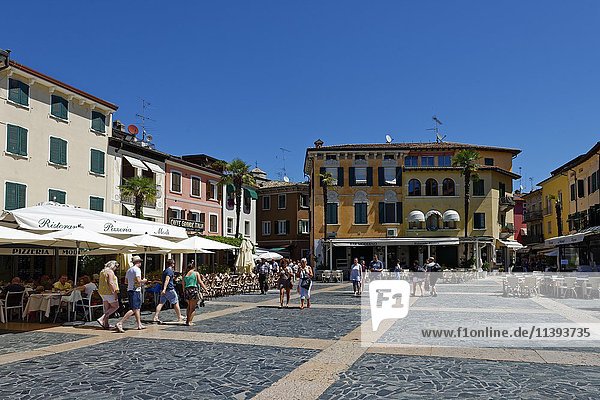 Straßencafés  Piazza  Sirmione  Gardasee  Provinz Brescia  Lombardei  Italien  Europa