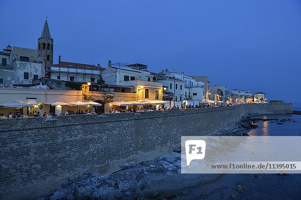 Häuserzeile  Restaurants und Stadtmauer  Dämmerung  Alghero  Provinz Sassari  Sardinien  Italien  Europa
