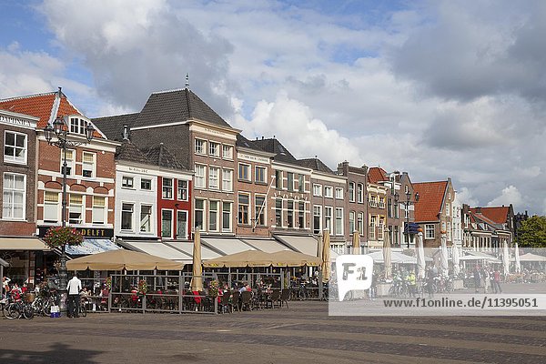 Historische Gebäude auf dem Marktplatz  Markt  Delft  Holland  Die Niederlande  Europa
