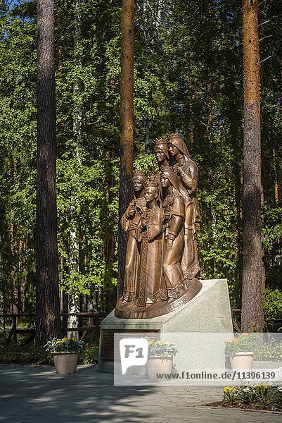 Statue der Kinder der Romanow-Zaren  Ganina-Yama-Kloster  Jekaterinburg  Gebiet Swerdlowsk  Russland  Europa