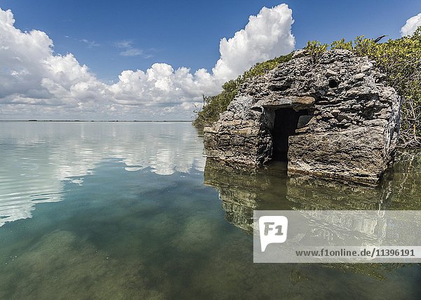 Versunkene Felsbrocken mit Wasserspiegelung  Lagune Capechen  Biosphärenreservat Sian Ka'an  Tulum  Quintana Roo  Yucatan  Mexiko  Mittelamerika