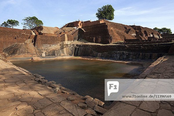 Zisterne  ehemalige Palastruine  Felsenfestung auf Sigiriya oder Löwenfelsen  Zentralprovinz  Sri Lanka  Asien