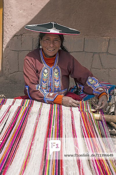 Einheimische Frau mit Webstuhl  Queromarca  Provinz Cusco  Peru  Südamerika