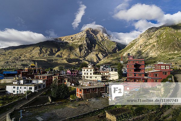 Häuser von Muktinath  3710 m  hinter dem Berg Yakawa Kang  Muktinath  Bezirk Mustang  Nepal  Asien