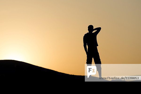 Silhouette  Mann bei Sonnenaufgang  Oymaagac  Türkei  Asien