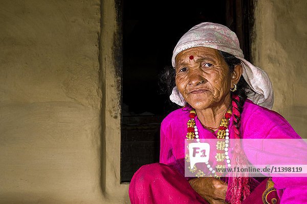 Porträt  alte  faltige einheimische Frau  trägt rosa Hemd  Ghandruk  Bezirk Kaski  Nepal  Asien