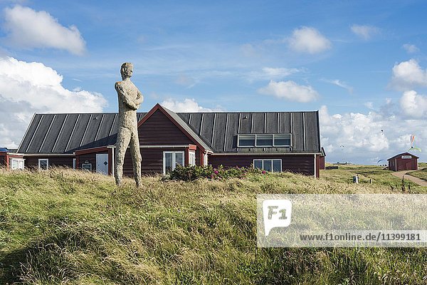 Mann schaut aufs Meer  überlebensgroße Betonskulptur von Jens Søndergaard  neben seinem ehemaligen Atelier und Wohnhaus  1895-1957  heute Museum  Lemvig  Jütland  Dänemark  Europa