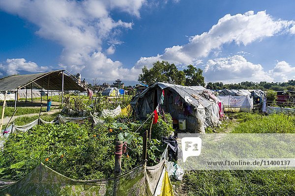 Zeltlager für Obdachlose nach dem Erdbeben von 2015  Boudha Vorort  Kathmandu  Nepal  Asien