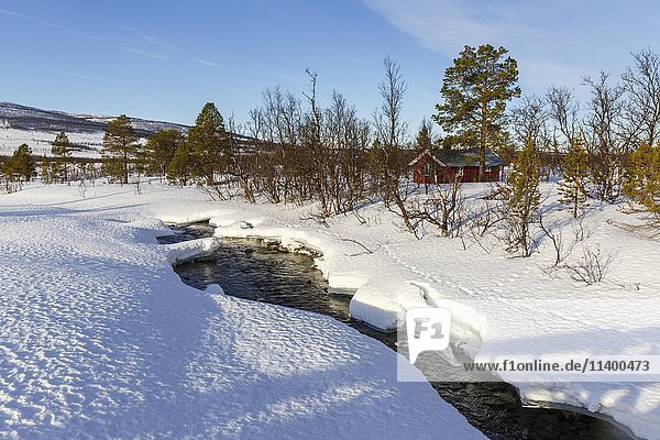Holzhaus  Fluss Botnelva im Winter  Aspevatnet  Gemeinde Lyngen  Provinz Troms  Norwegen  Europa