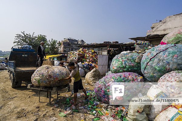 Menschen sammeln leere Plastikflaschen  Kathmandu  Nepal  Asien