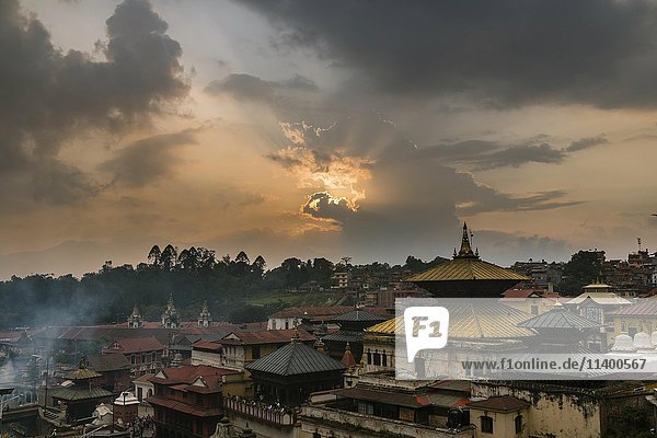 Sonnenuntergang über den Gebäuden des Pashupatinath-Tempels  am Ufer des Bagmati-Flusses  Kathmandu  Kathmandu-Distrikt  Nepal  Asien