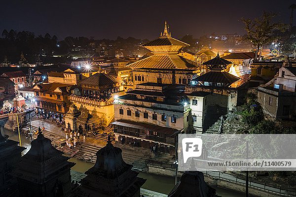 Pashupatinath-Tempel mit Gaths am Ufer des Bagmati-Flusses  nachts beleuchtet  Kathmandu  Bezirk Kathmandu  Nepal  Asien