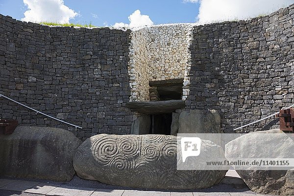 Verzierter Steinblock am Eingang zur Grabkammer  Jungsteinzeitliches Hügelgrab  Newgrange  County Meath  Irland  Großbritannien  Europa