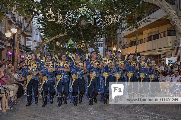 Umzug Moros y cristianos Mauren gegen Christen Dénia Provinz Valencia Costa Blanca Spanien Europa