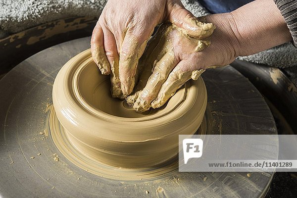 Keramische Werkstatt  Hände formen auf der Töpferscheibe  Pittenhart  Oberbayern  Deutschland  Europa