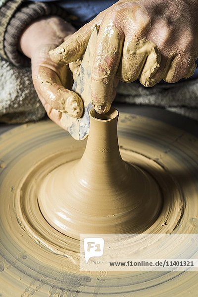 Keramikwerkstatt  Hände formen Ausguss auf Töpferscheibe  Pittenhart  Oberbayern  Deutschland  Europa