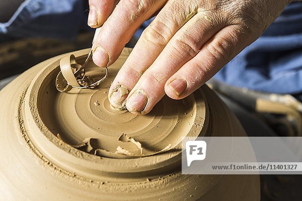 Keramikwerkstatt  Hände formen Topfboden auf Töpferscheibe  Pittenhart  Oberbayern  Deutschland  Europa