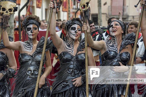 Frauen in historischer Kleidung Umzug Mauren und Christen Moros y cristianos Jijona oder Xixona Provinz Alicante Costa Blanca Spanien Europa