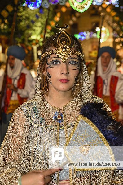 Frau in traditioneller Kleidung  Parade der Mauren und Christen  Moros y Cristianos  Jijona oder Xixona  Provinz Alicante  Costa Blanca  Spanien  Europa