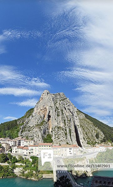 Kalksteinfelsen am Fluss Durance  Sisteron  Tor zur Provence  Provence-Alpes-Côte d'Azur  Frankreich  Europa
