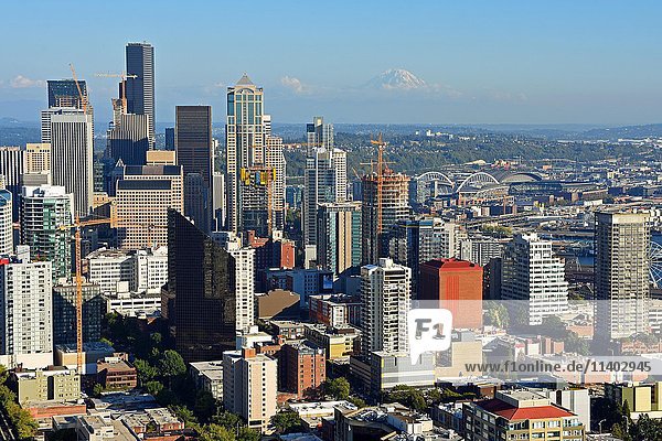 Skyline  im Hintergrund Mount Rainier  Seattle  Washington  USA  Nordamerika