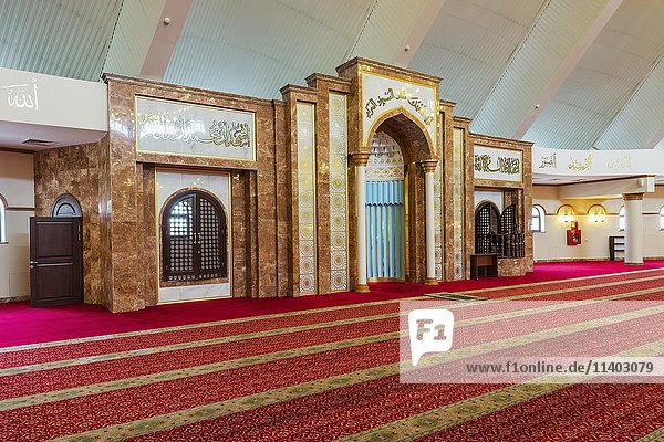 Im Inneren der Scheich-Khalifa-al-Nahyan-Moschee  Gebetsraum für Männer  Shymkent  Südregion  Kasachstan  Asien